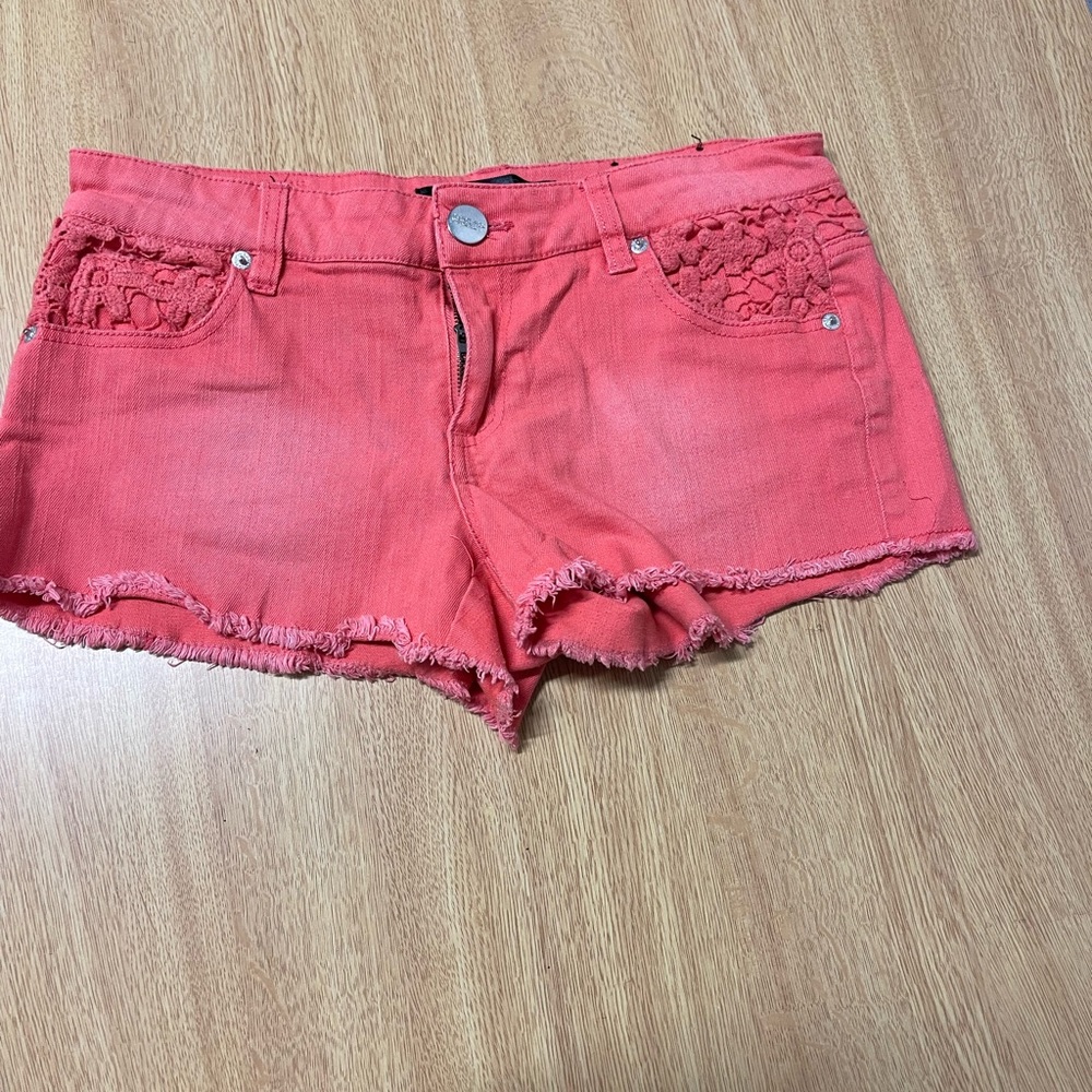 Salmón color shorts